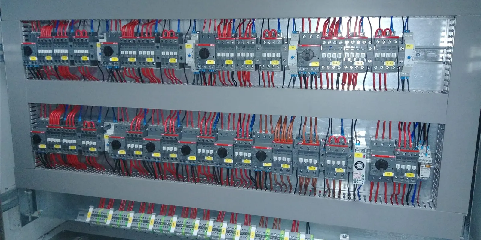 Endüstriyel makina elektrik panosunda bakım ve arıza tespiti