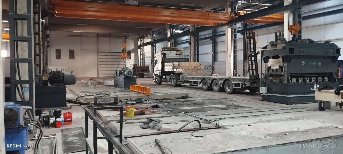 Fabrika taşıma çalışmasında ağır sanayi makinasının araçla sevke hazırlanması