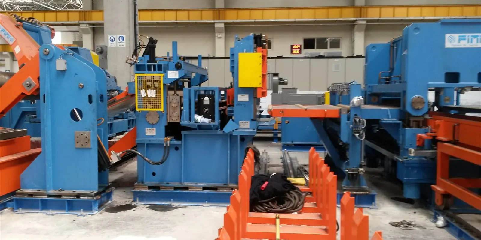 Çelik servis merkezinde boy kesme ve dilme hattı ekipmanları
