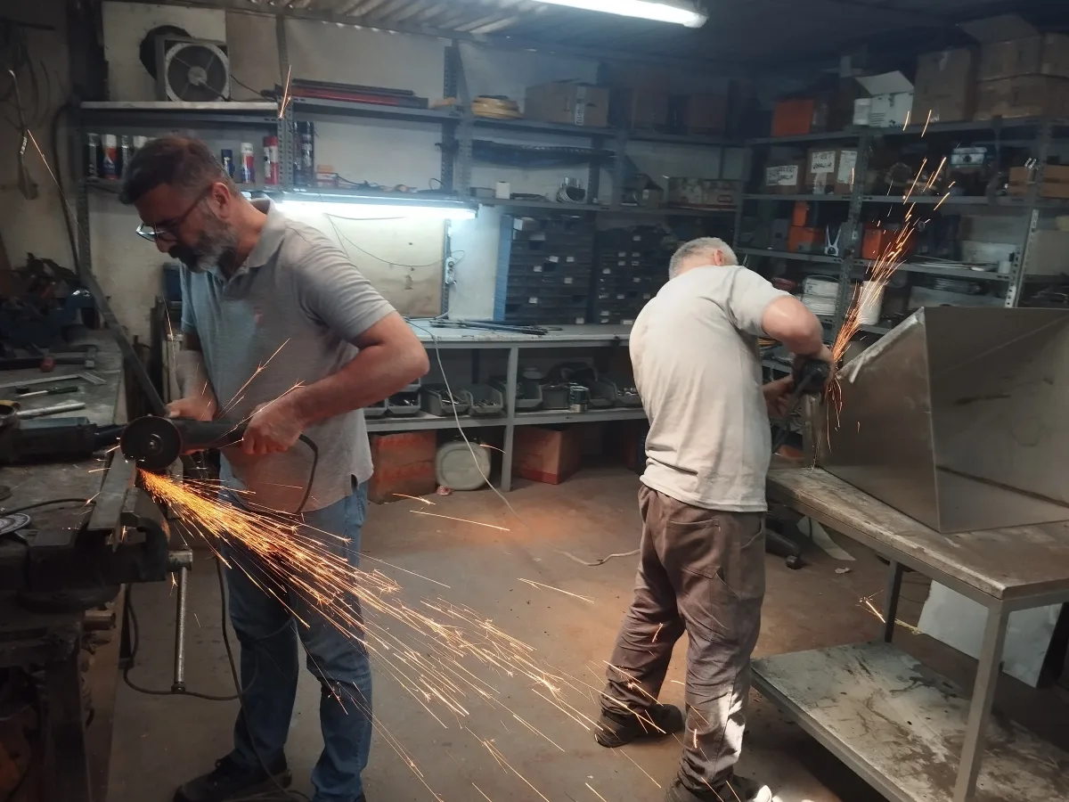 Özel makina imalatında metal taşlama ve kaynak hazırlığı yapan teknik ekip