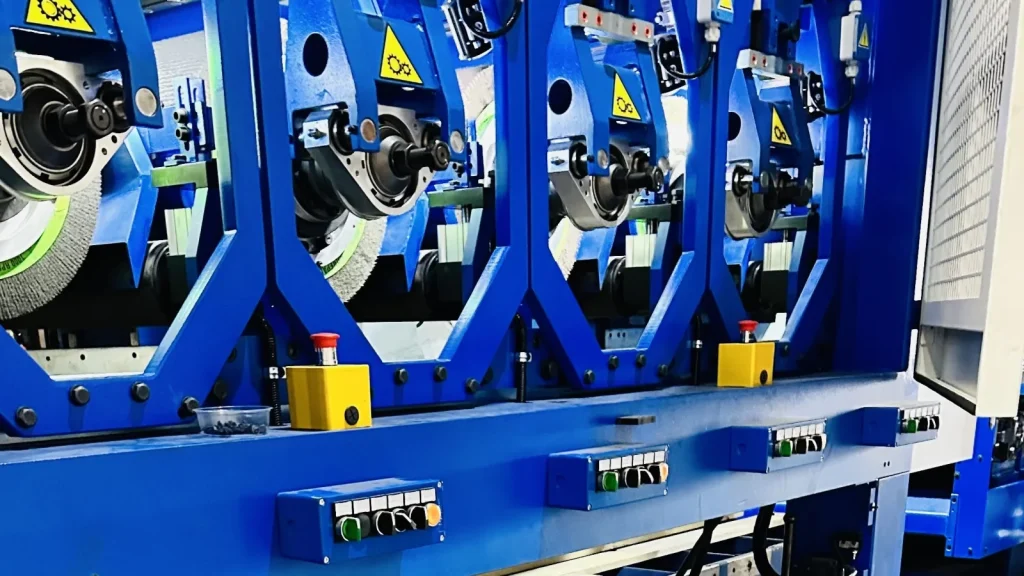 Costa taşlama ve Scotch-Brite makinasında çok kafalı yüzey işleme ünitesi