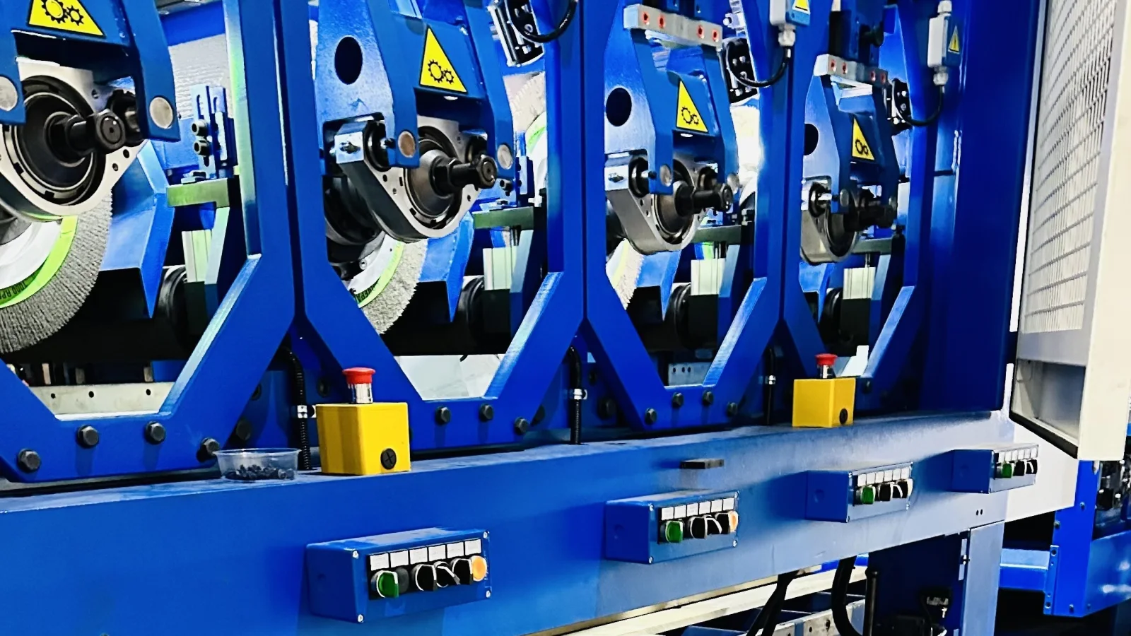 Costa Levigatrici taşlama ve Scotch-Brite makinasında çok kafalı yüzey işleme ünitesi
